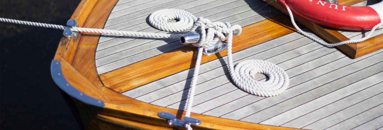 De Oude Schroefbladen Van Roestvrij Staal Met Roestkracht Op Het Achterste Witte En Rode Boot Dok Voor Bevestiging Veel Jacht 167608167