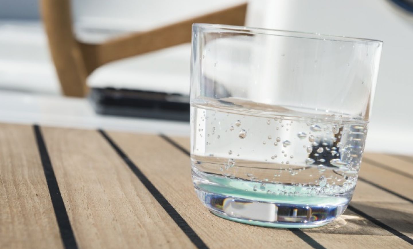 Unbreakable glass for on board-use