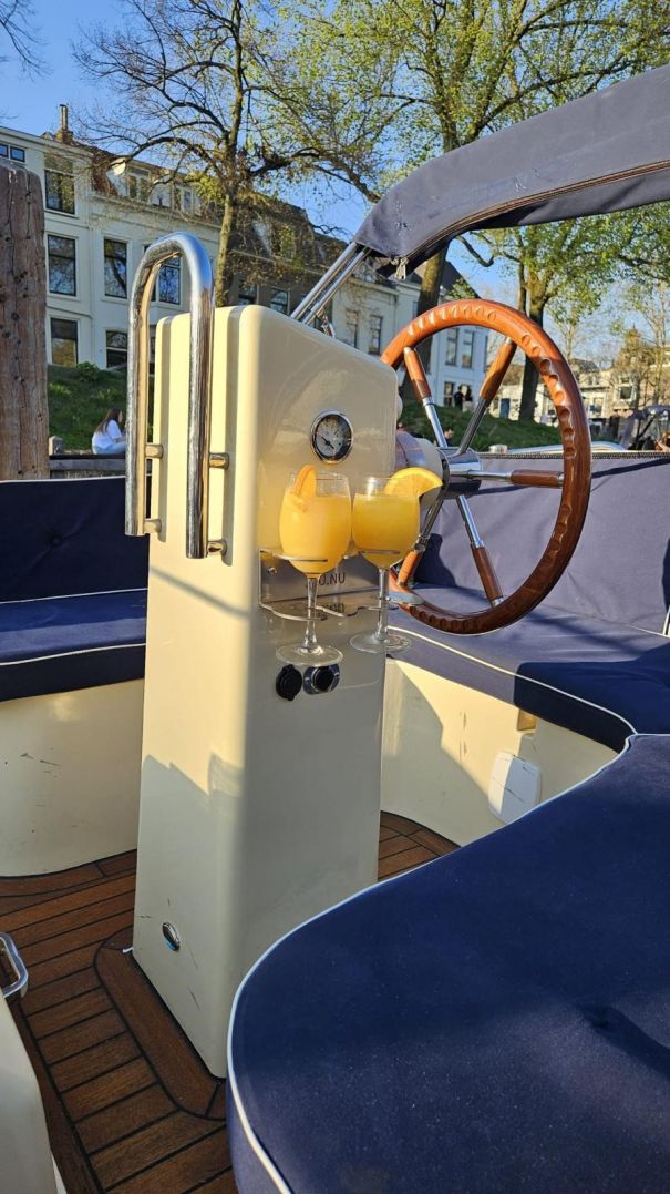 Sailsip: The smart stainless steel cup holder for boating Sailsip double cup holder with two wine glasses
